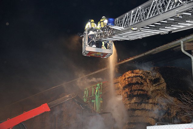 L&ouml;scharbeiten bei Brand an Strohballenlager Nov. 2011