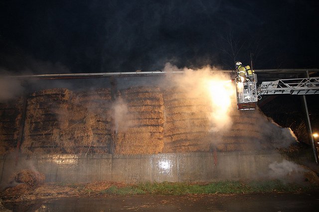 L&ouml;scharbeiten bei Brand an Strohballenlager Nov. 2011