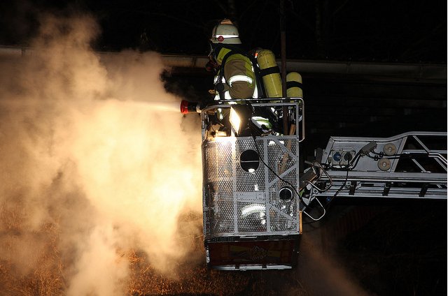 L&ouml;scharbeiten bei Brand an Strohballenlager Nov. 2011