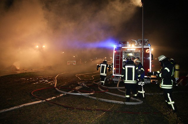 L&ouml;scharbeiten bei Brand an Strohballenlager Nov. 2011